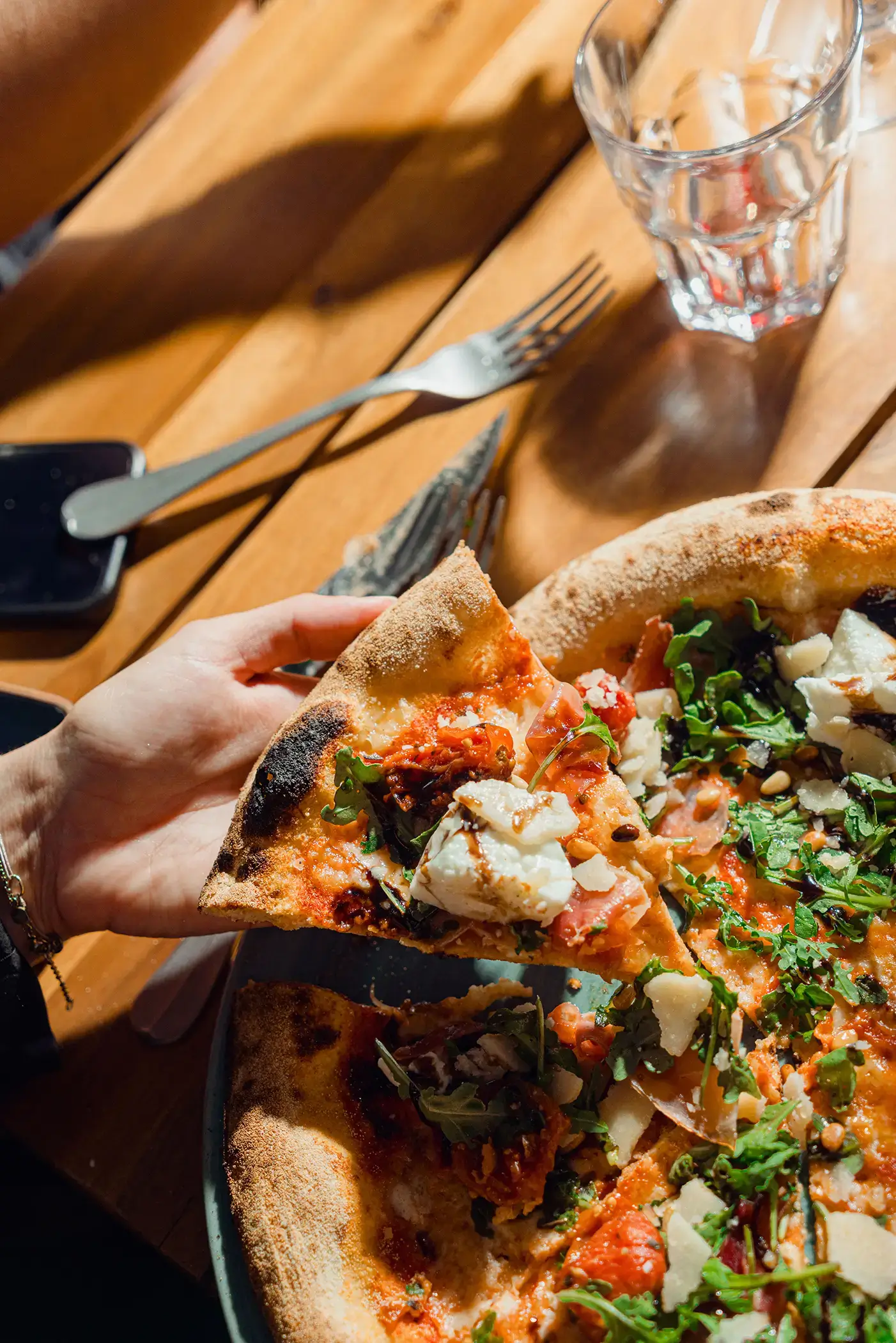 Plat de pâtes dans une cassolette en fonte posée sur une carte du restaurant Prima Bonheur