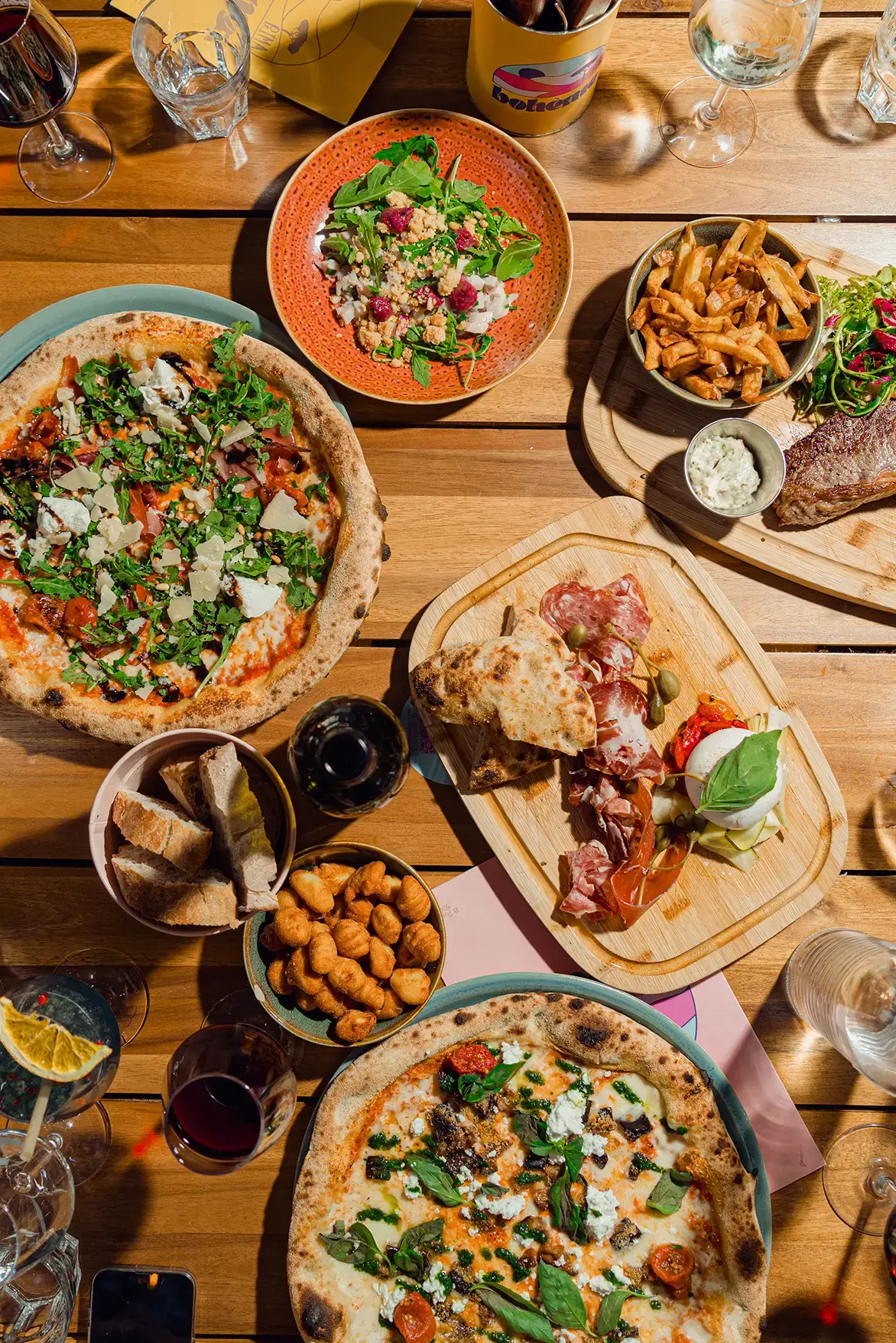 Une pizza et un cocktail