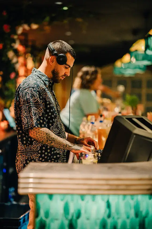 Cocktail tenu dans une main pour trinquer