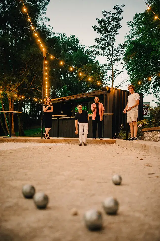 Serveur qui porte un sceau contenant une bouteille de champagne avec bougie magique