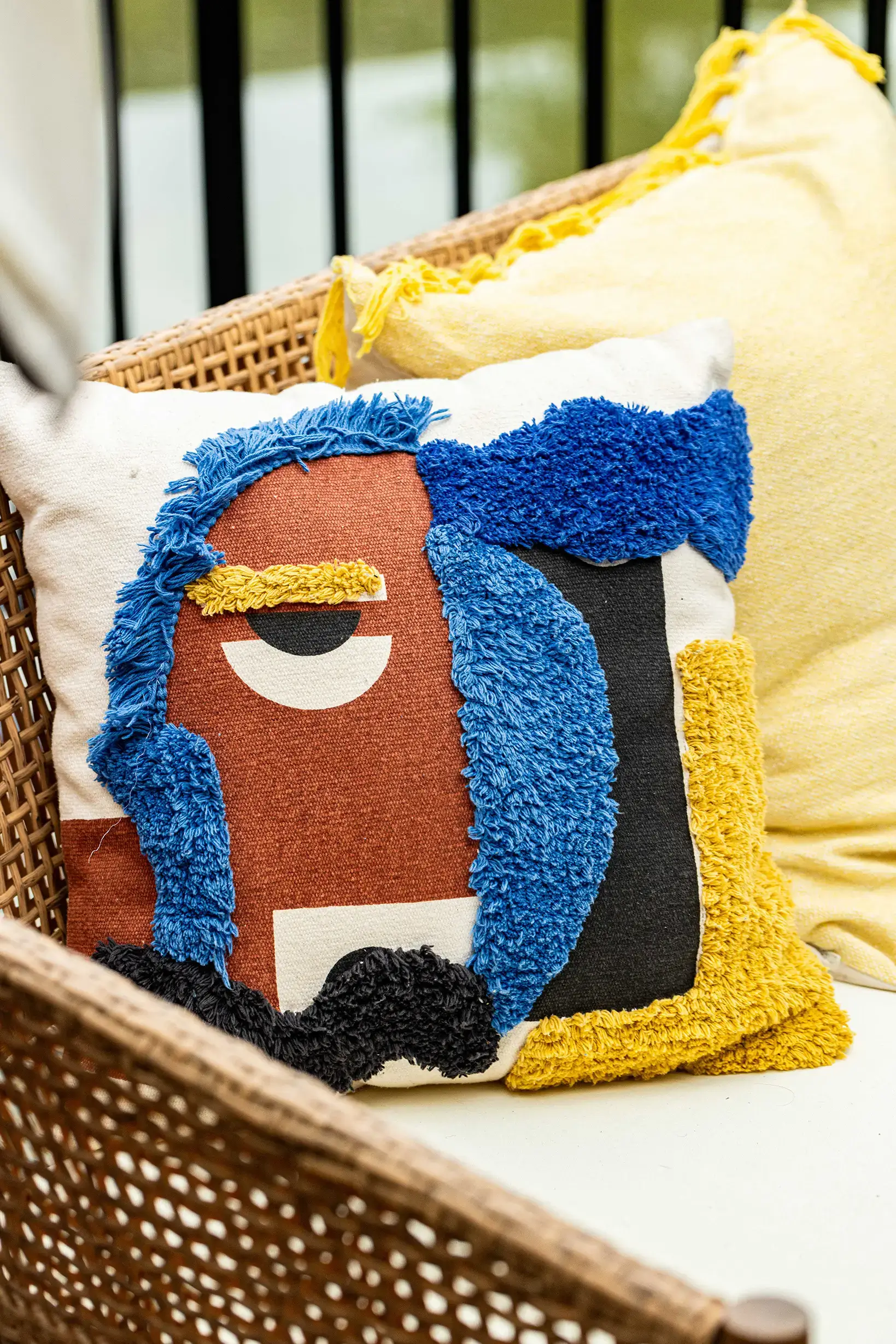 Tiramisu au premier plan, café au 2nd plan