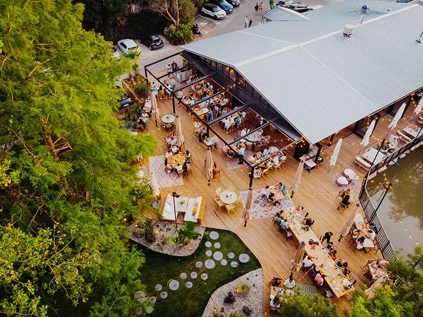 Close-up sur une assiette de stracciatella